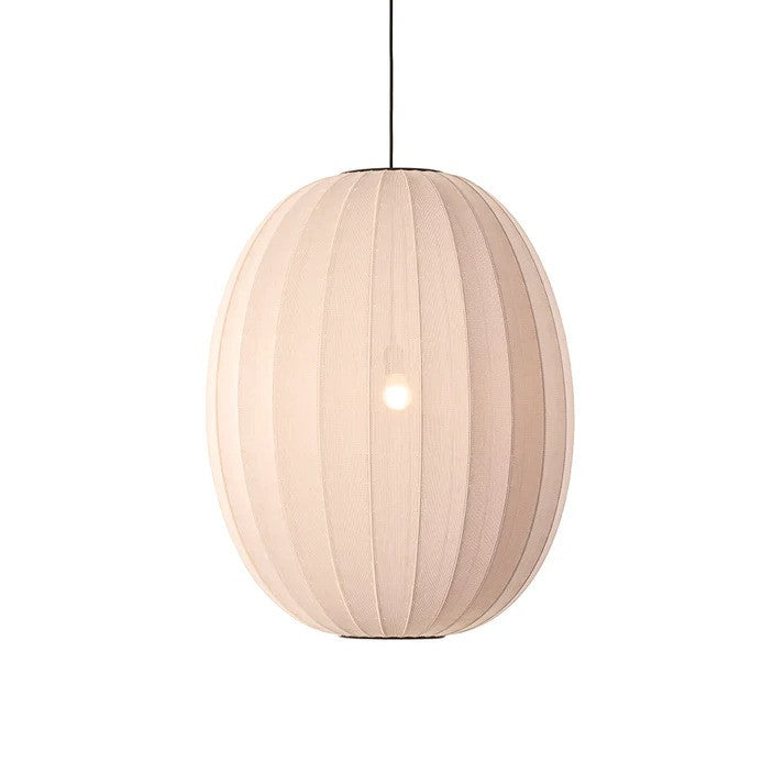 Zoomet helt ind på den unikke designet lampeskærm fra Knit-Wit Ø65 High Oval Pendel i Sand Stone