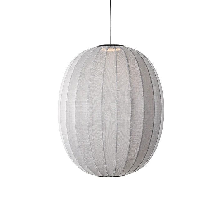 Zoomet helt ind på den unikke håndstrikket polyester lampeskærm fra Knit-Wit Ø65 High Oval Pendel LED i Silver