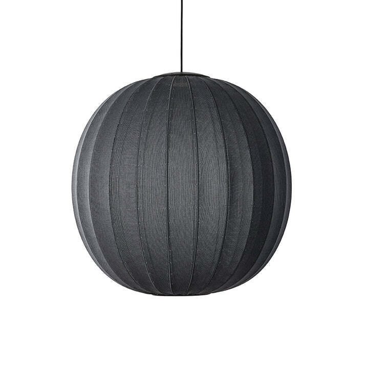 Den æstetiske Knit-Wit Ø75 Round Pendel LED i Black hængt op foran en hvid væg for en flot kontrast