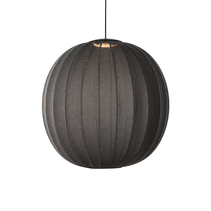 Den unikke designet Knit-Wit Ø75 Round Pendel LED i Black hængt op med sin LED Module tændt for dens behagelige og varme belysning