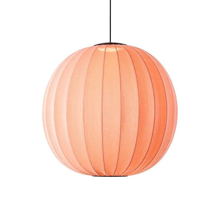 Zoomet ind på den håndstrikket polyester lampeskærm fra Knit-Wit Ø75 Round Pendel LED i Coral med sin LED Module tændt for det behagelige belysning