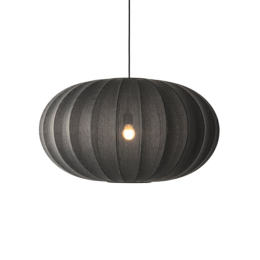 Zoomet helt ind på den strikket polyester lampeskærm fra Knit-Wit Ø76 Oval Pendel i Black hængt op foran en hvid væg for den flotte kontrast