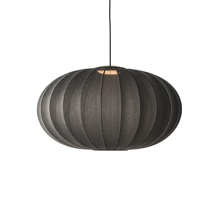 Zoomet helt ind på den unikke strikket polyester lampeskærm fra Knit-Wit Ø76 Oval Pendel LED i Black