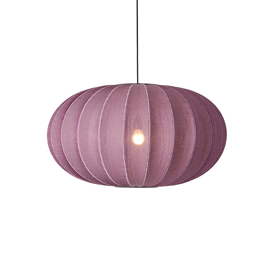 Zoomet på den æstetiske Knit-Wit Ø76 Oval Pendel i Burgundy hængt op foran en hvid væg for en flot kontrast