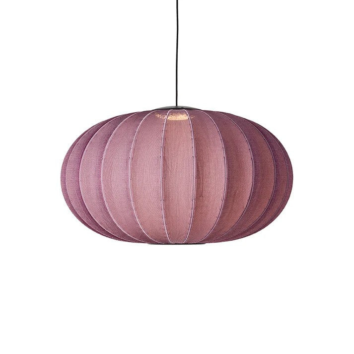 Zoomet helt tæt på den unikke polyester lampeskærm fra Knit-Wit Ø76 Oval Pendel LED i Burgundy