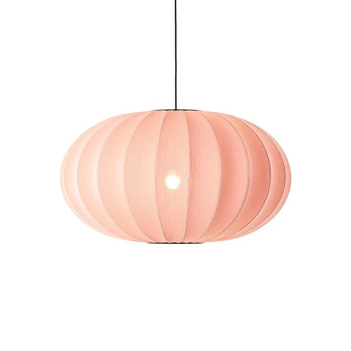 Zoomet ind på den unikke strikket polyester lampeskærm fra Knit-Wit Ø76 Oval Pendel i Coral med en E27 pære iført og tændt for den varme belysning