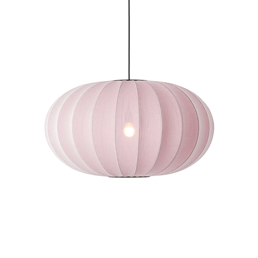Zoomet helt ind på den unikke strikket polyester lampeskærm fra Knit-Wit Ø76 Oval Pendel i Light Pink