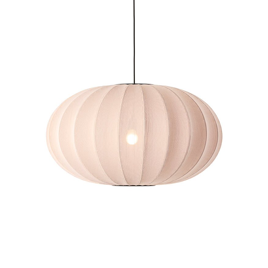 Den unikke designet Knit-Wit Ø76 Oval Pendel i Sand Stone hængt op med en E27 pære iført for dens behagelige belysning