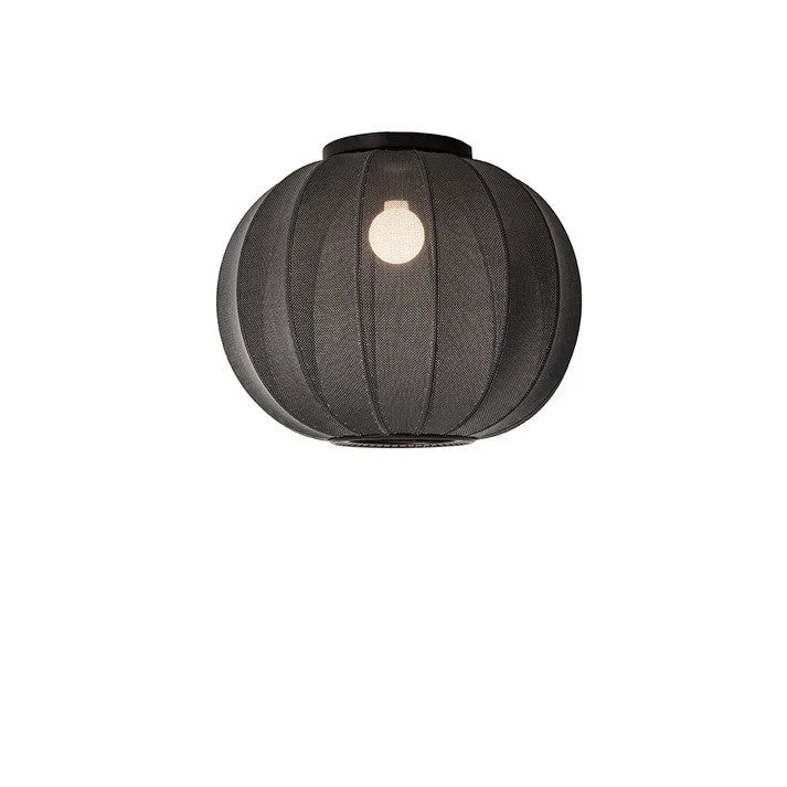 Den elegante Knit-Wit Ø45 Round Loftslampe i Black hængt op med en E27 pære iført