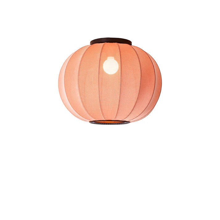 Den skandinaviske designet Knit-Wit Ø45 Round Loftslampe i Coral hængt op med E27 pære iført
