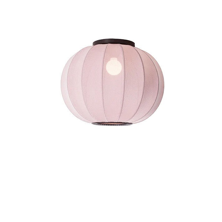 Knit-Wit Ø45 Round Loftslampe Light Pink hængt op og iført en E27 pære for den behagelige belysning