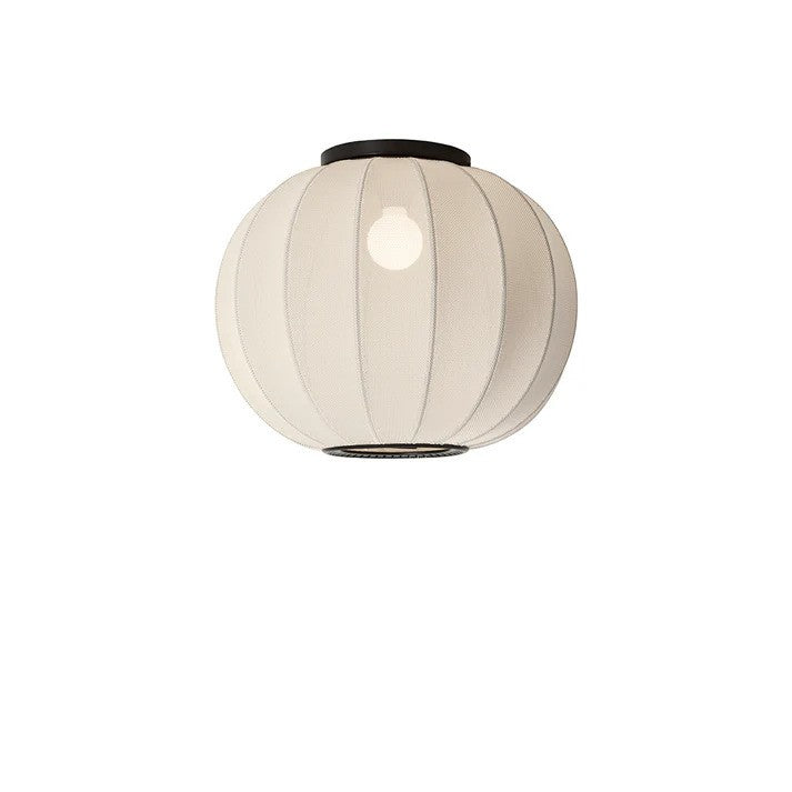 Knit-Wit Ø45 Round Loftslampe i Pearl White hængt op med tændt pære iført