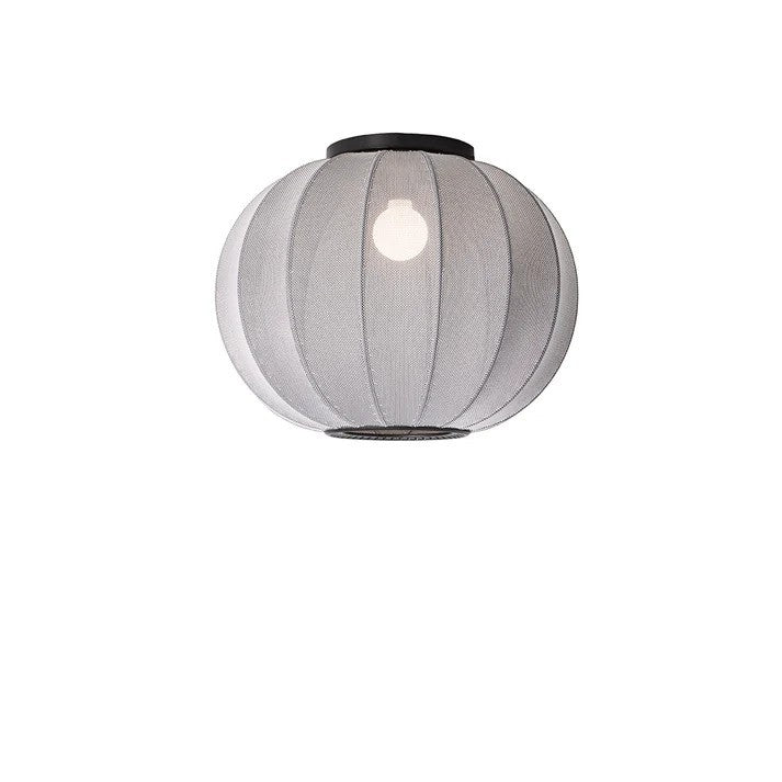 Knit-Wit Ø45 Round Loftslampe i Silver med en pære iført og tændt for dens behagelige belysning