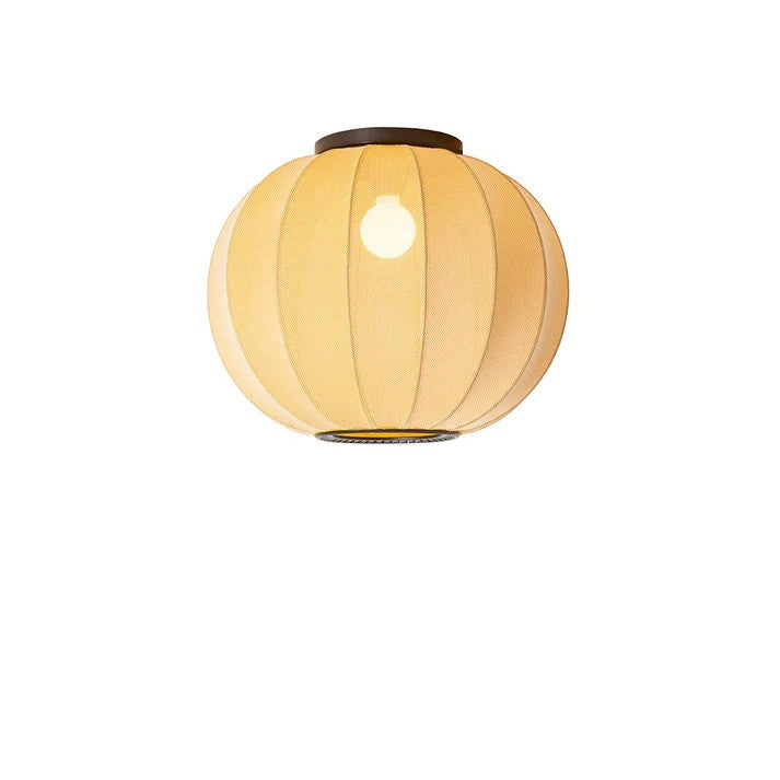 Den elegante Knit-Wit Ø45 Round Loftslampe i Sunrise med en E27 pære iført og tændt