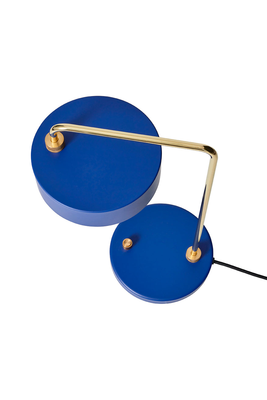Oppe vinkel og zoomet ind på Petite Machine Gulvlampe i Royal Blå