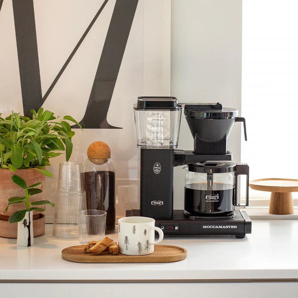 Den unikke designet Moccamaster Optio i Mat Sort placeret i køkkenet