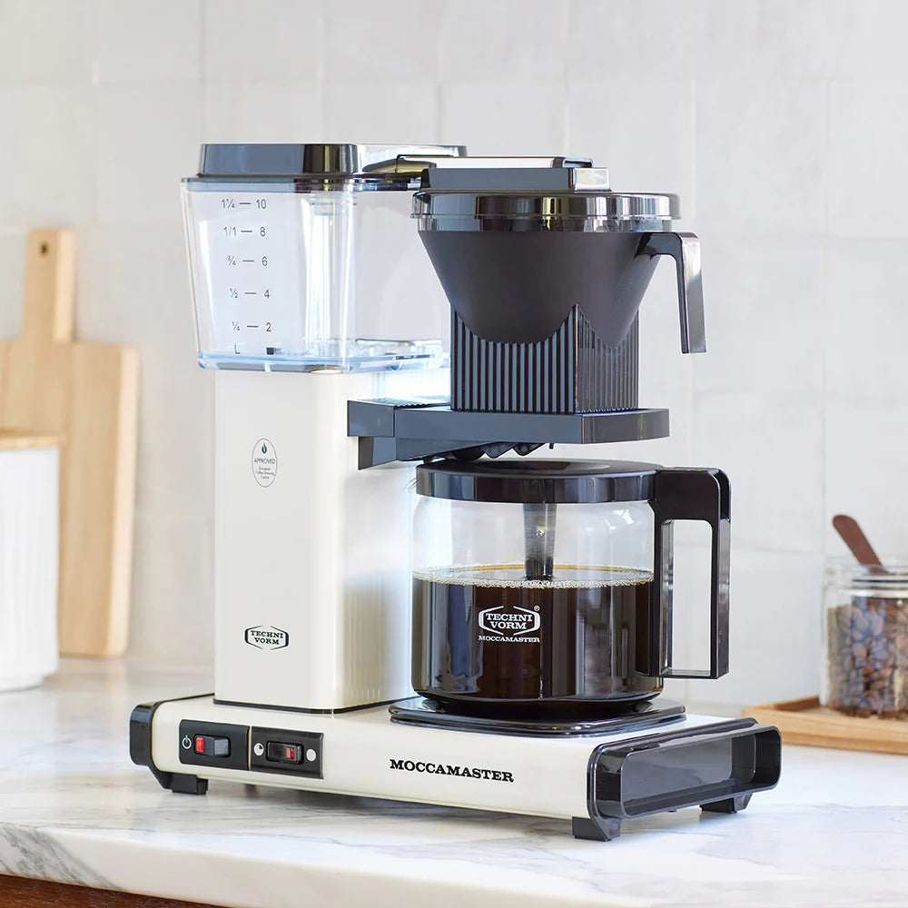 Den unikke Moccamaster Automatic i Mat Hvid placeret på køkkenbordet