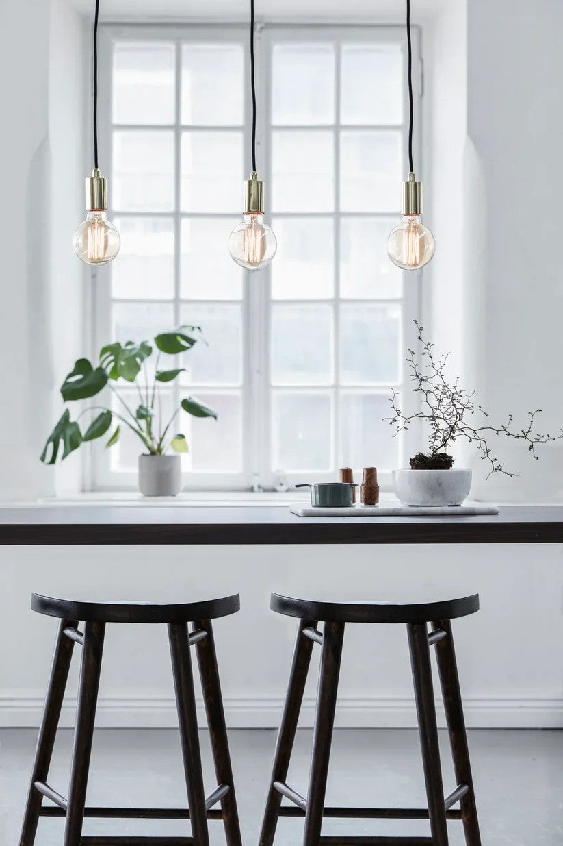 Den elegante lampe fra Markslöjd Sky Pendel 3L Straight i Messing ophængt over køkkenbordet