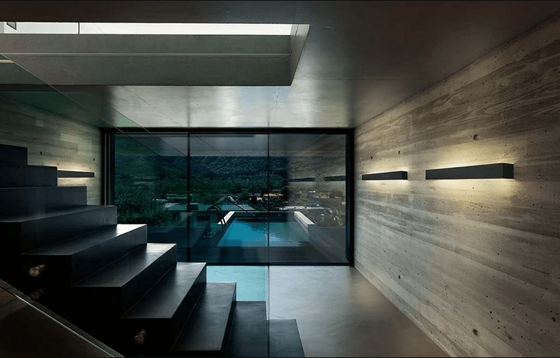 Smukke Light-Point Mood 4 væglamper i et råt hjem med betonvægge