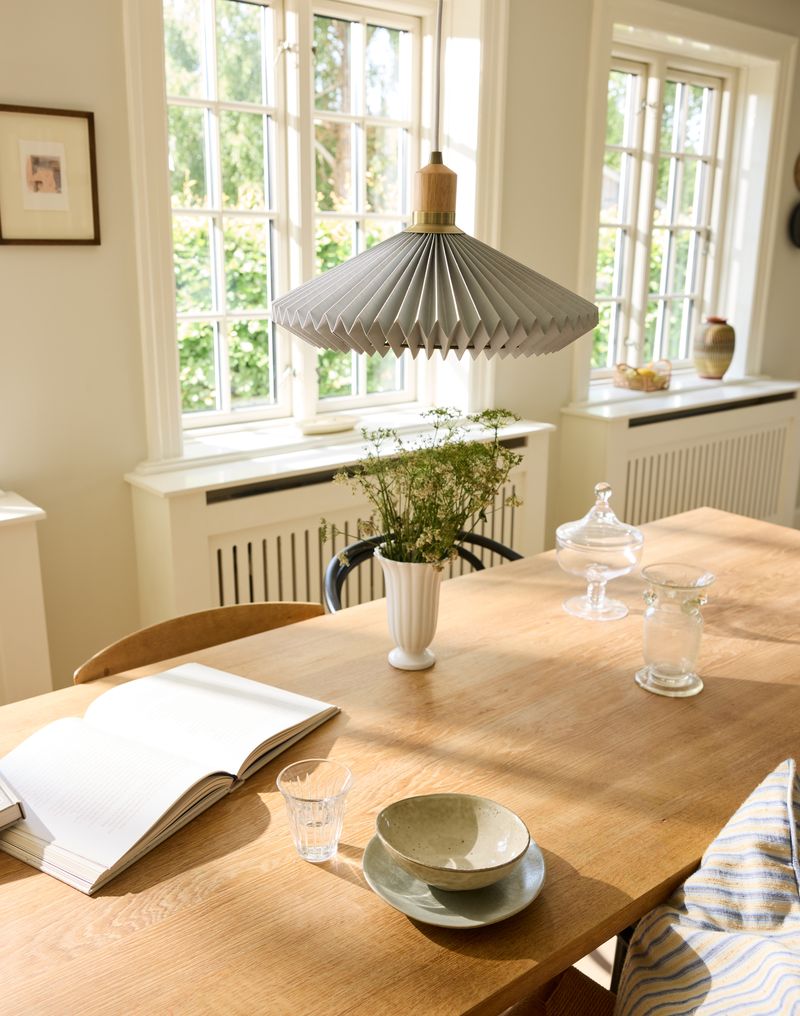 Paris Ø40 Pendel – Sky Grå hængt op over spisebordet for dens behagelige belysning