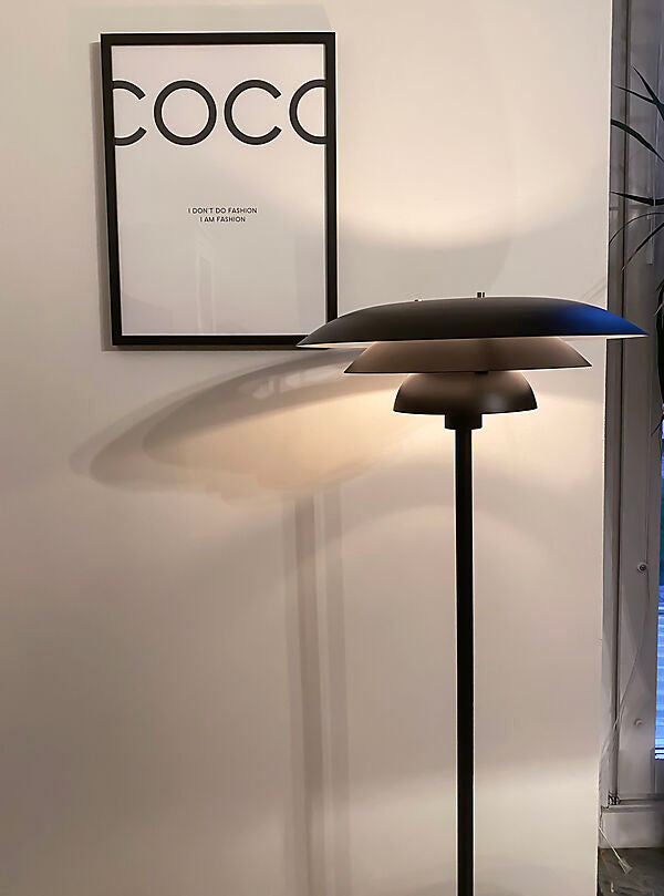 Zoomet ind på den unikke 3-lags lampeskærm fra Epsilon Gulvlampe i Sort