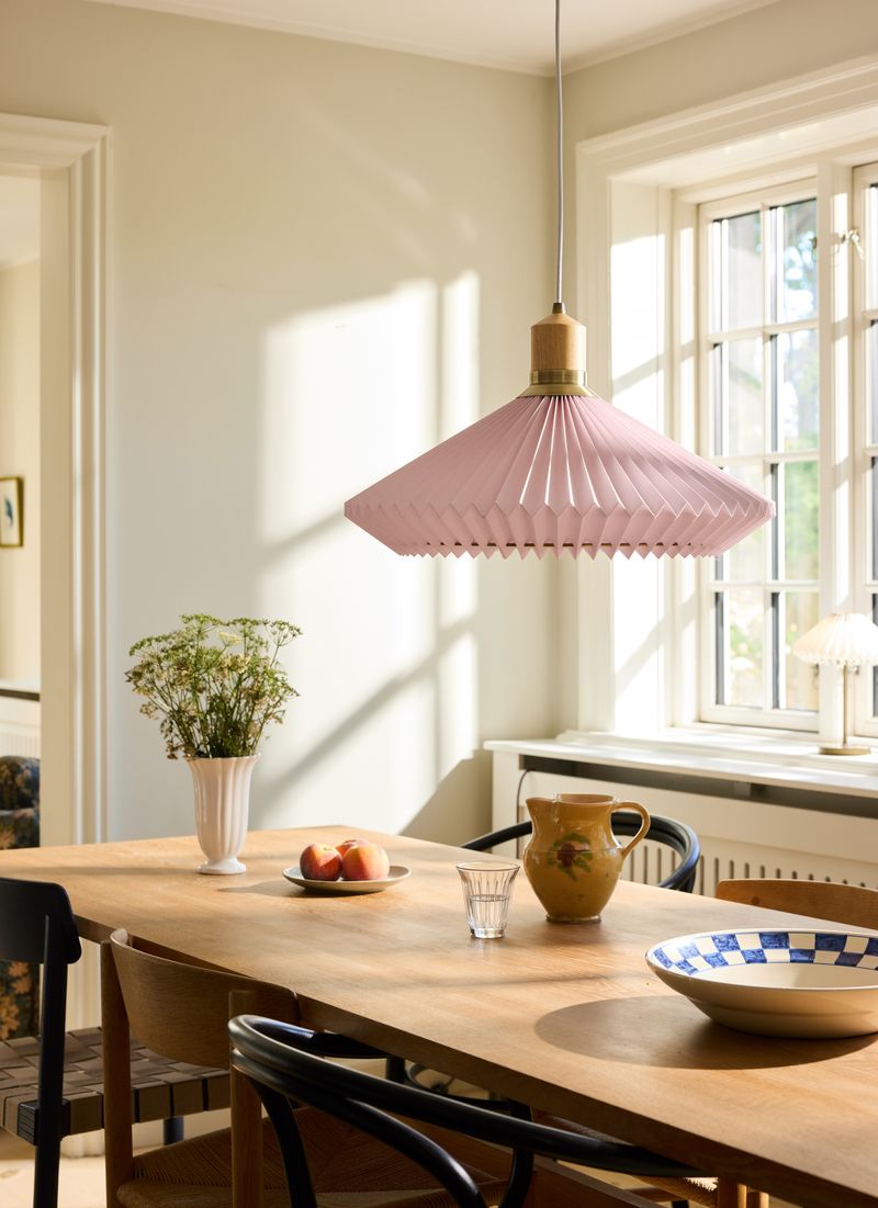Zoomet ind på skærmen fra Halo Designs elegante designet Paris Ø56 Pendel – Rose