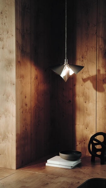 Frandsens Peel Pendant Ø40 Brushed Stainless Steel hængt op i hjørnet