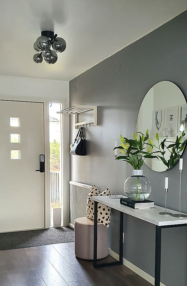 Den æstetiske designet Molekyl Loftslampe i Sort/Røg grå hængt op for dens behagelige belysning