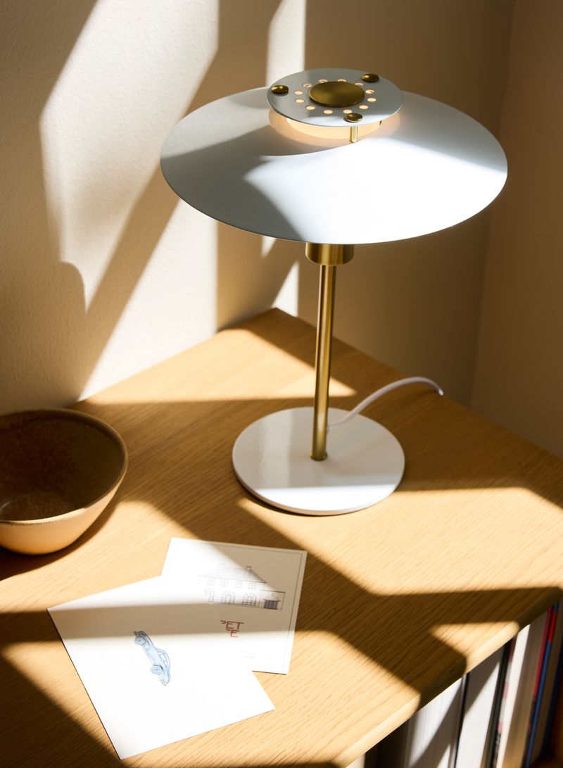 Rivoli Bordlampe Ø24 Hvid placeret på hylden