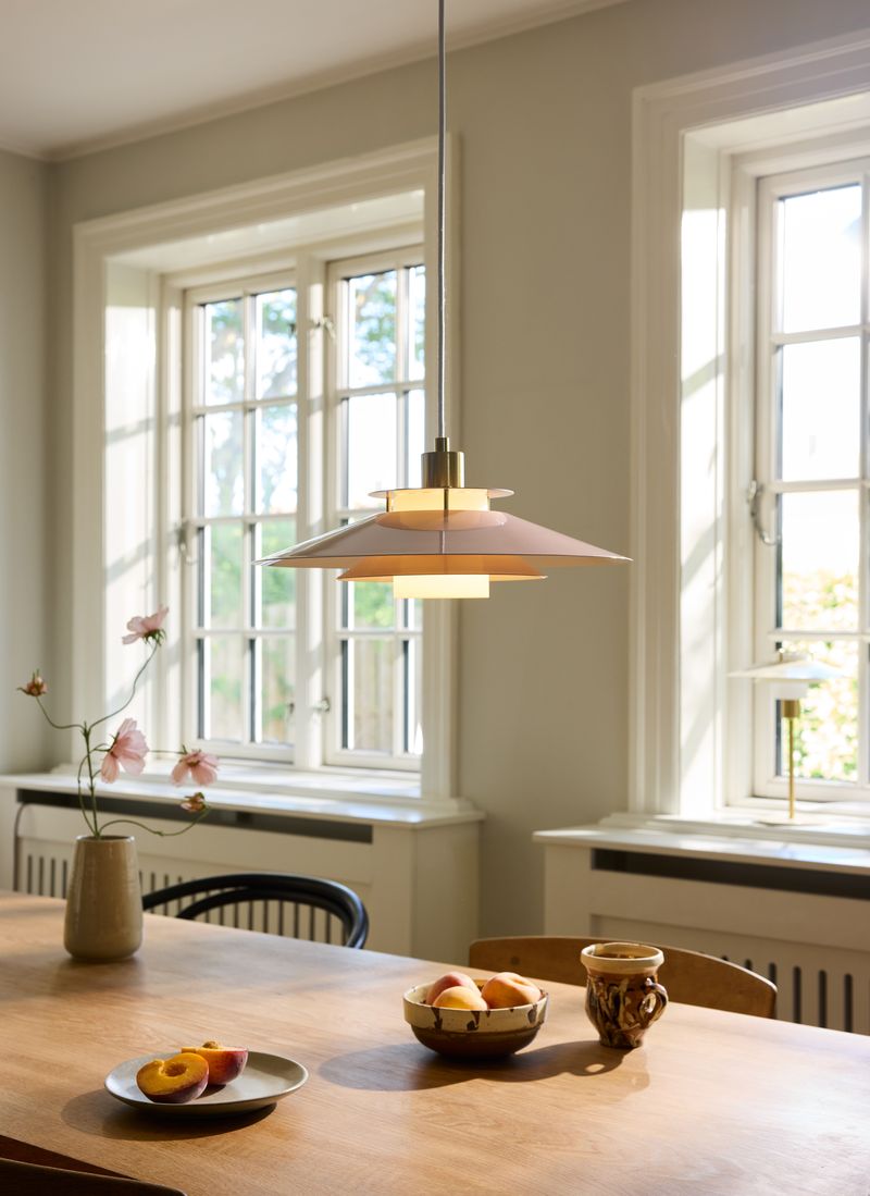 Rivoli Pendel Ø40 Rosa hængt op over spisebordet med dens varme belysning fra E27 40W pære