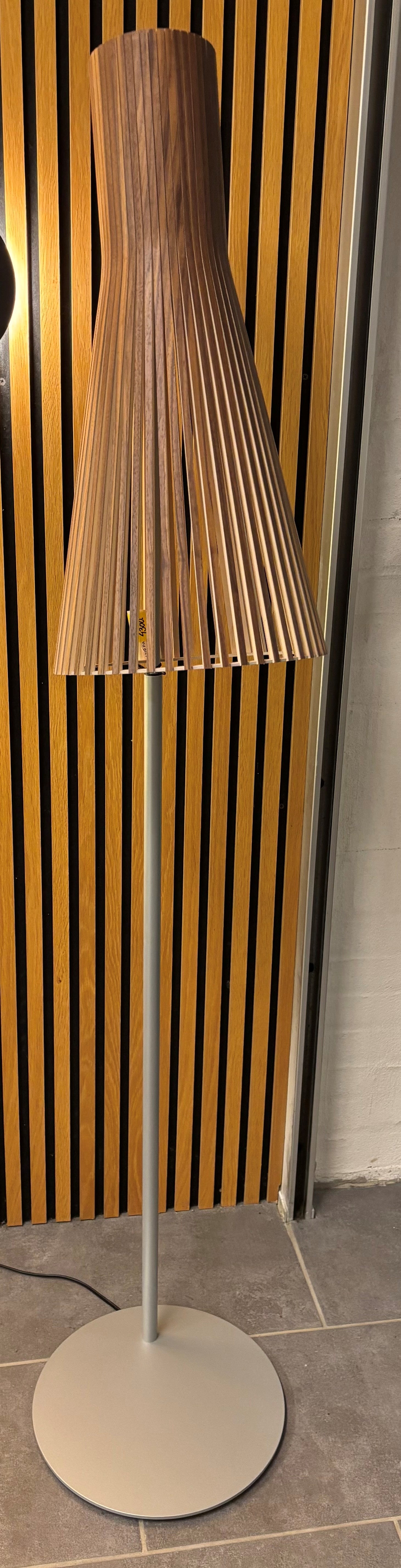 Secto 4210 Valnød Gulvlampe - DEMO