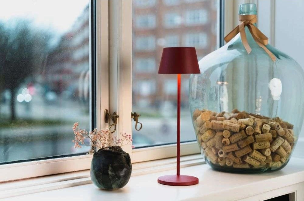 LOOM Design Modi rubinrød LED bordlampe