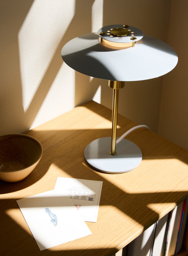 Rivoli Bordlampe Ø24 Grå placeret på hylden i stuen