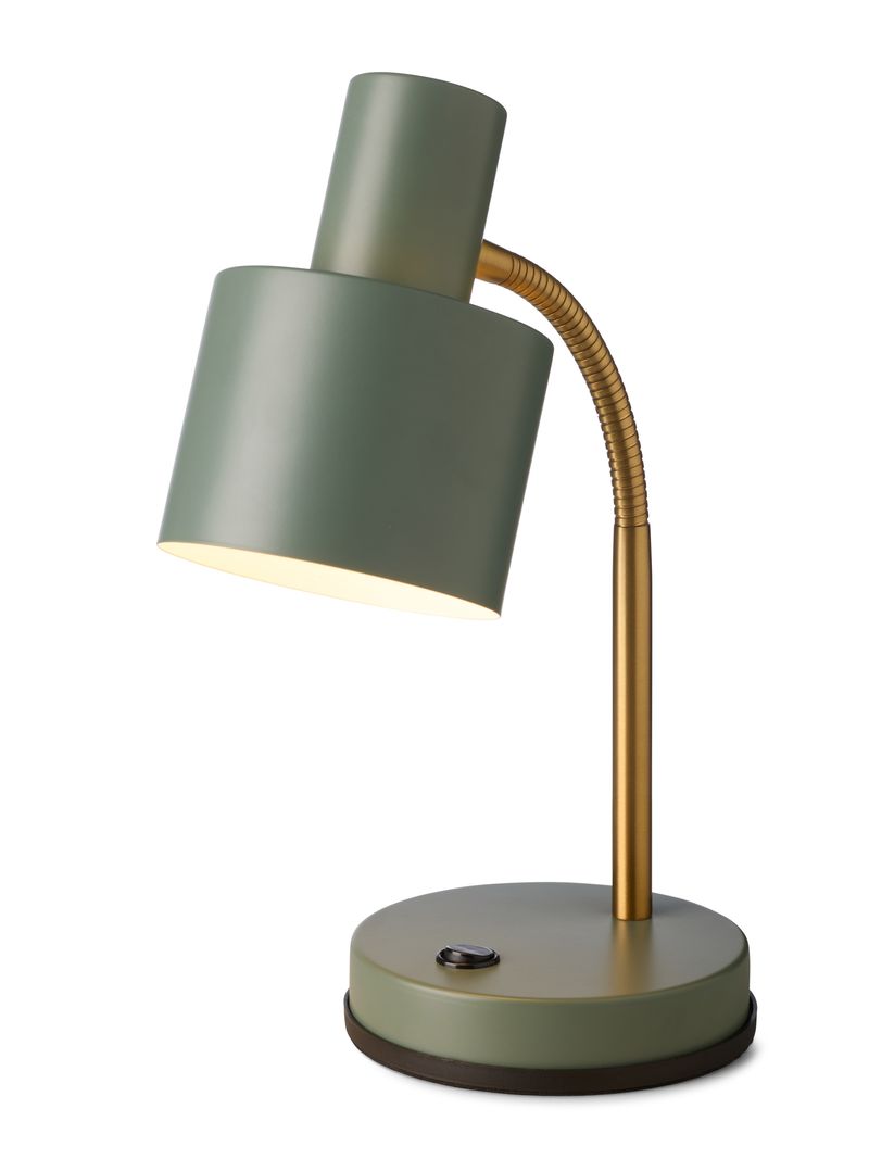 Vogue Bordlampe E27 Soft Eucalyptus/Antique placeret på et bord for dens æstetiske design fra Halo Design og behagelige belysning med 40W E27