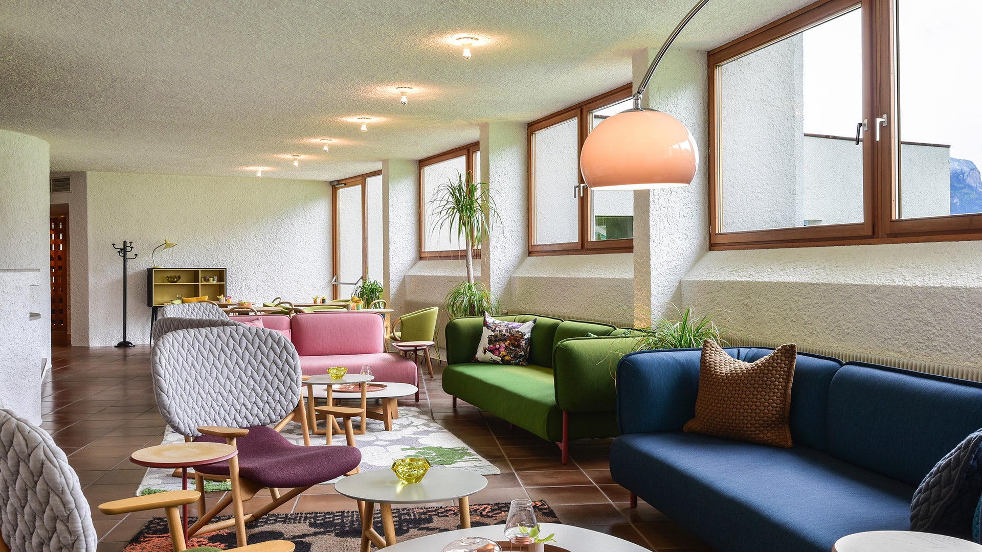 Artemide Teti Bianca E27 40w hvid væglampe kan placeres i grupper, som her i et koncierge