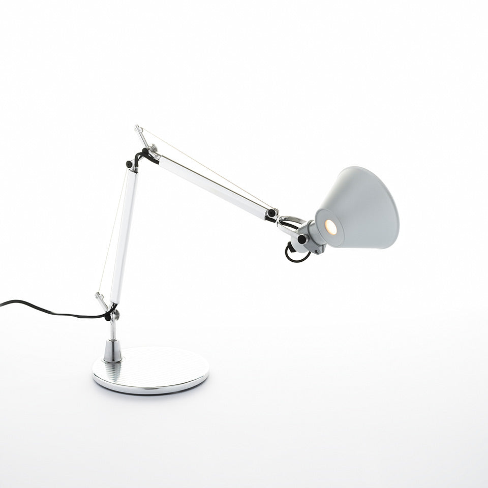 Den yderst fleksible arm er kendetegnet ved Artemides Tolomeo Micro-serie af bordlamper