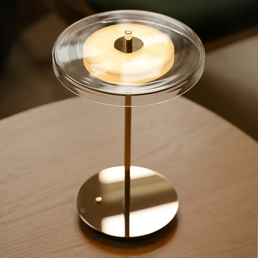 Asteria Glass Move Polished Brass Bordlampe på sofabord