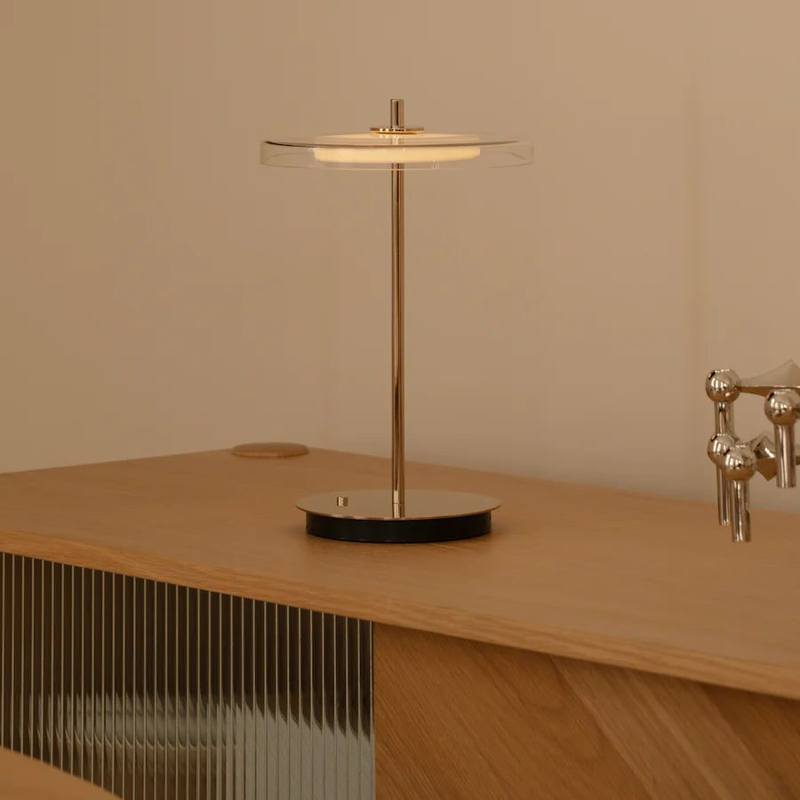 Asteria Glass Move Polished Brass Bordlampe på reol