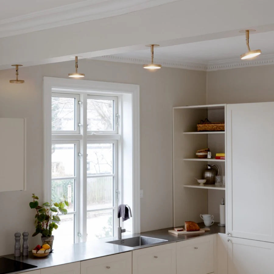 UMAGE Asteria Spot messinglampe fire på stribe