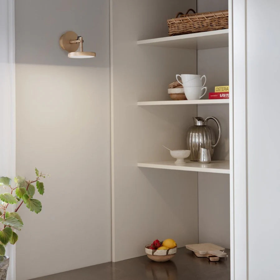 UMAGE Asteria Spot messinglampe på væggen