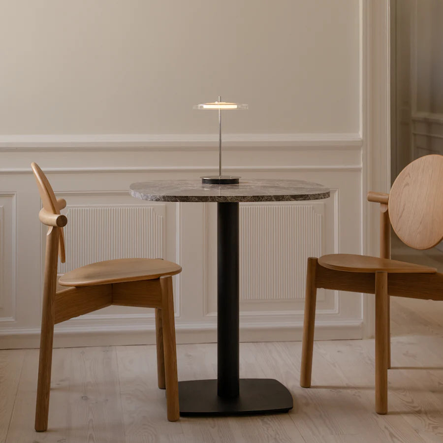 Asteria Glass Move Polished Steel Bordlampe ved samtalebordet