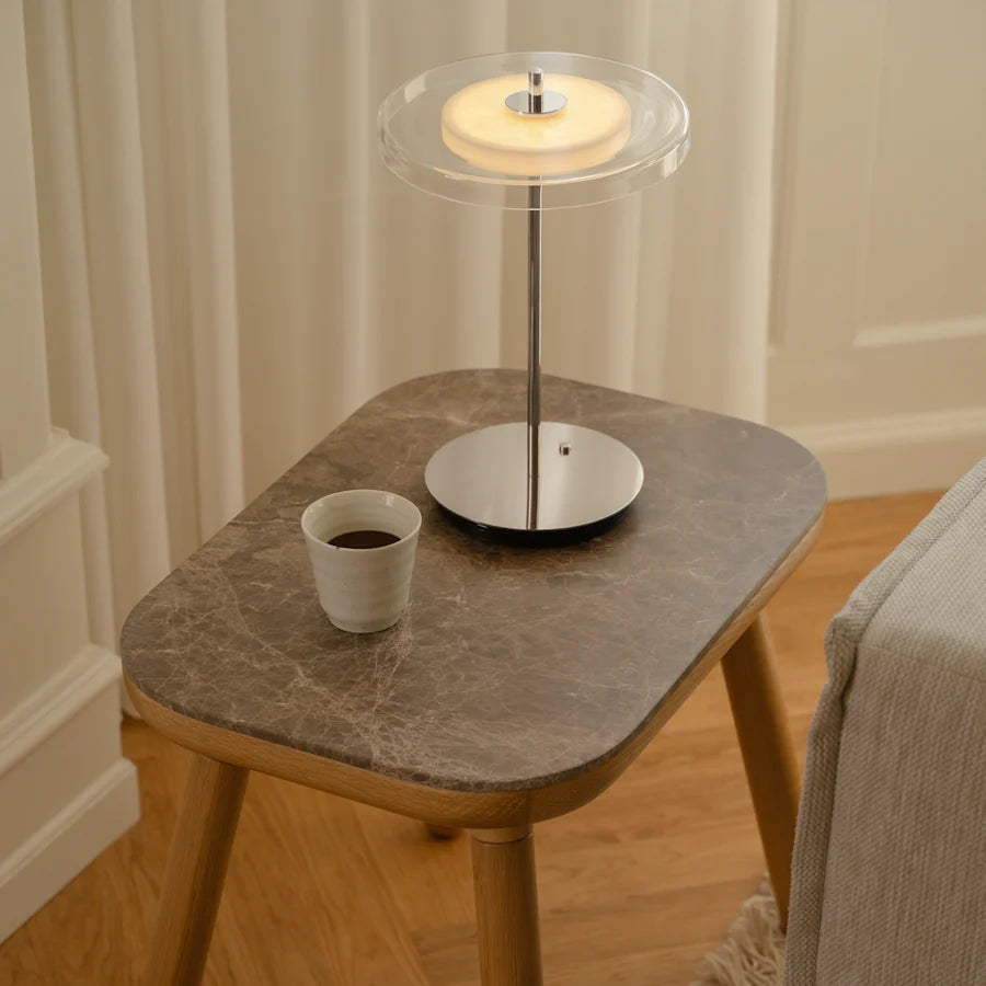 Asteria Glass Move Polished Steel Bordlampe på kaffebordet