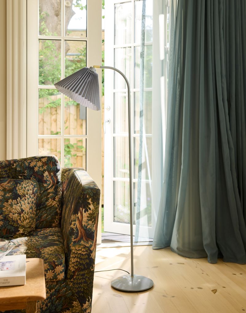 Halo Designs elegante designet Medina Gulvlampe Grå placeret i stuen for dens behagelige belysning