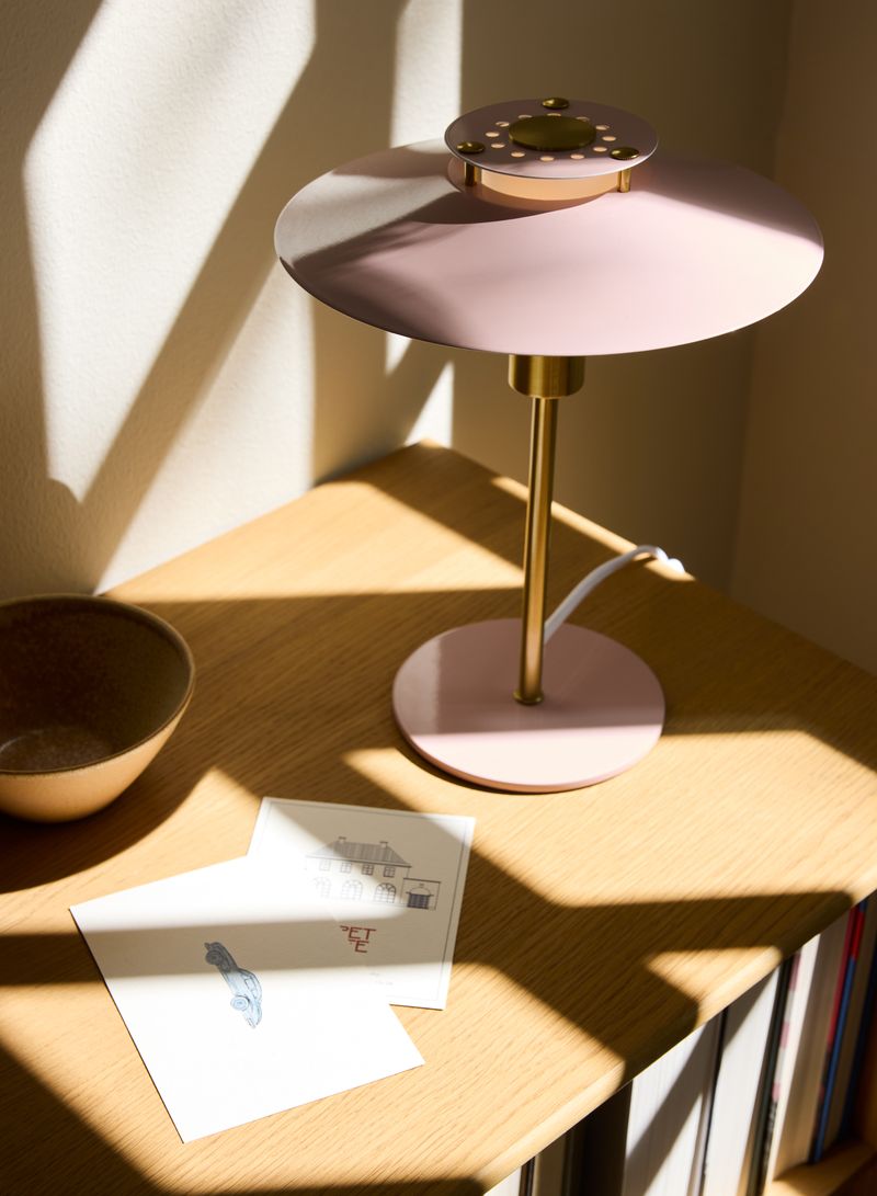 Zoomet ind på Rivoli Bordlampe Ø24 Rose placeret i stuen med dens elegante design og G9 til varmt belysning