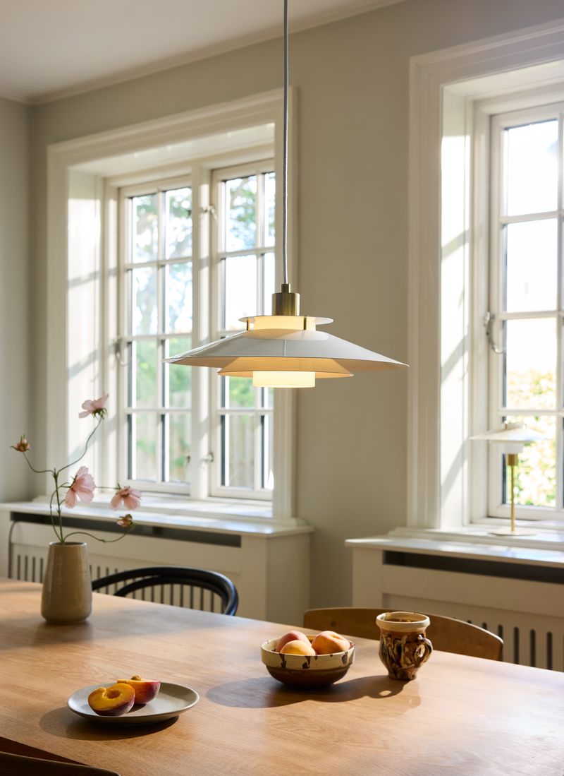 Rivoli Pendel Ø40 Hvid hængt op over spisebordet for dens elegante design og varme belysning