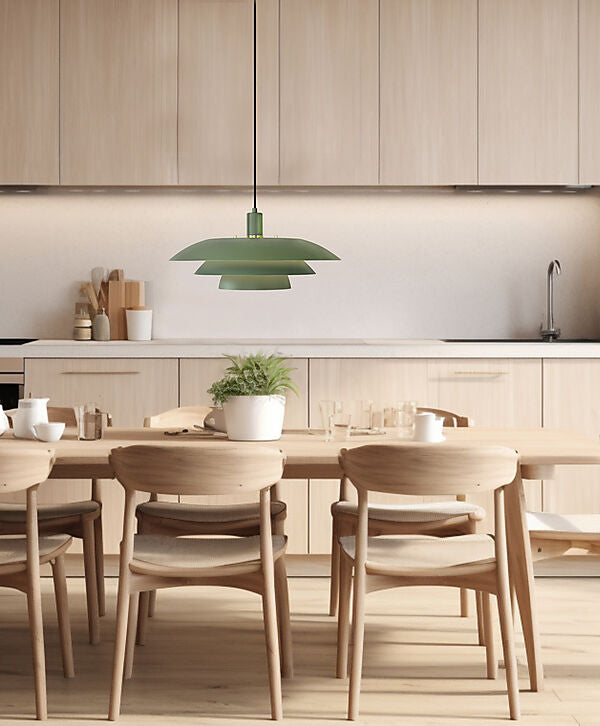 Epsilon Ø45 Pendel i Grøn hængt op over spisebordet for dens blændfri og behagelige belysning