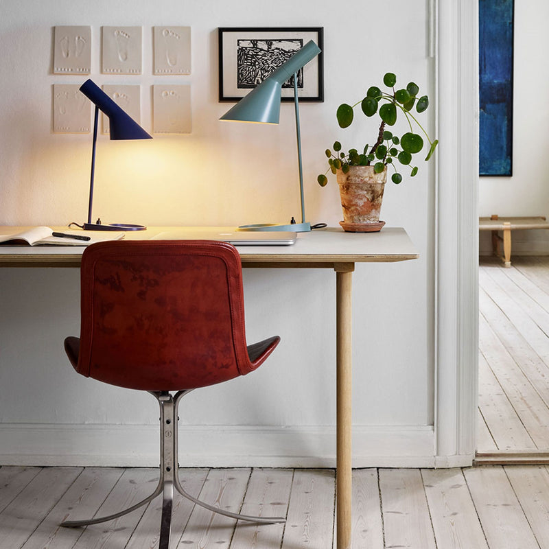 Arne Jacobsen lamper på et skrivebord