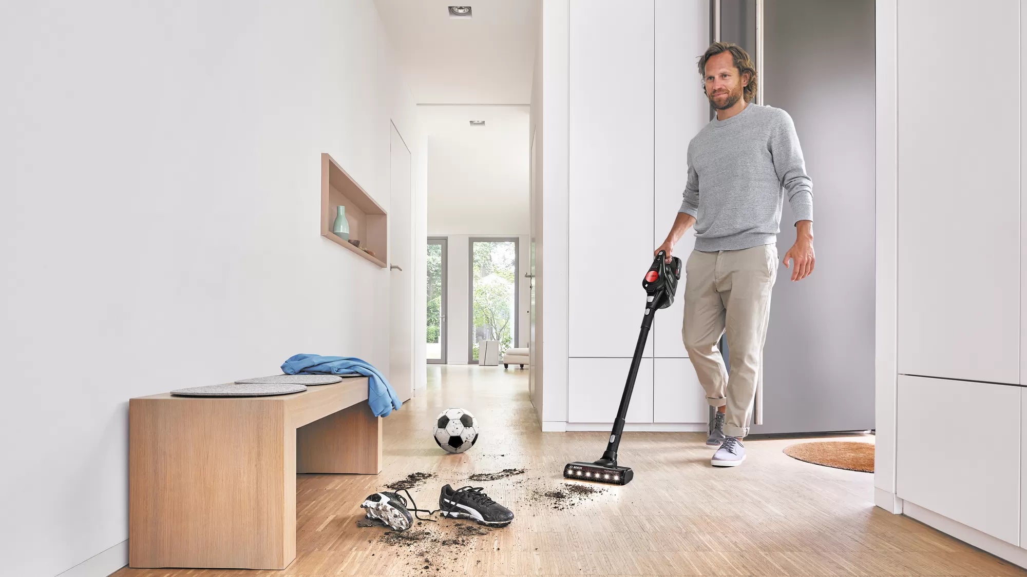 Bosch BCS8225POW stangstøvsuger støvsuger jord op i entre