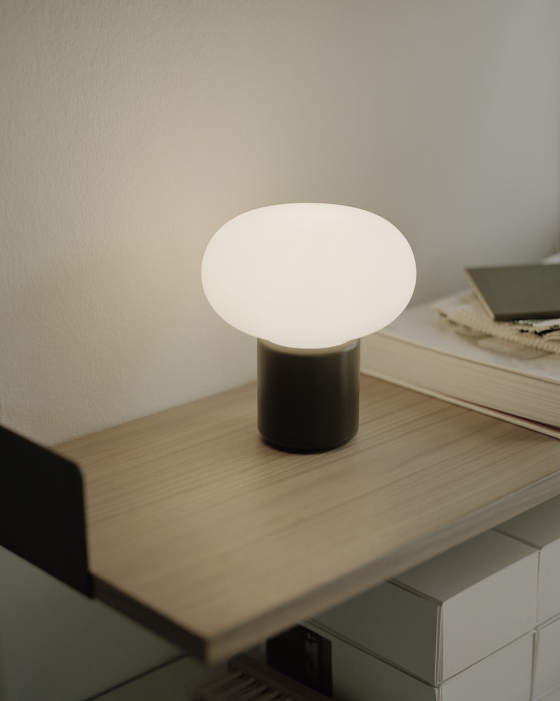 Karl-Johan Portable Bordlampe - Cold Black
