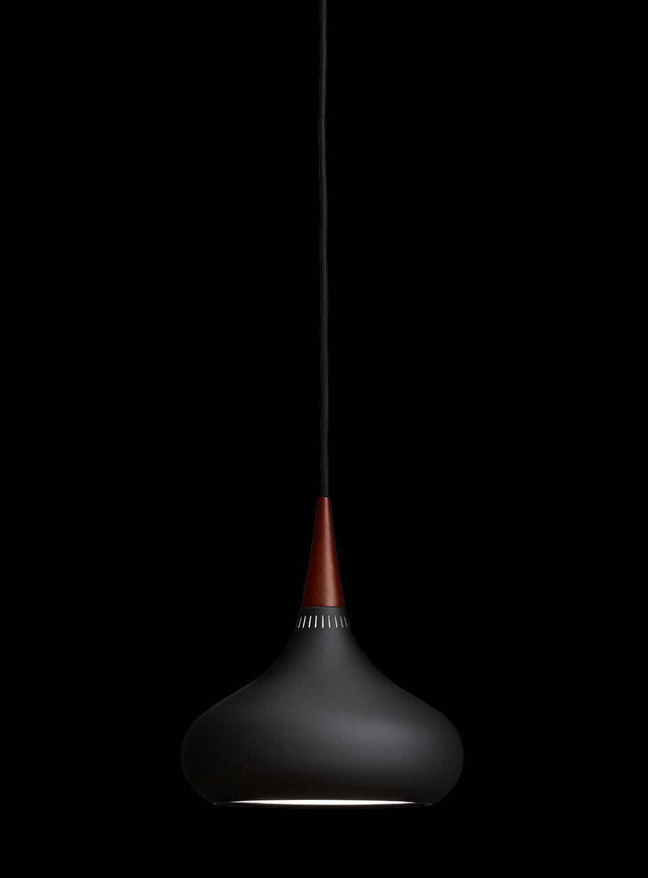 Fritz Hansen ORIENT™ P2 Pendel med sort baggrund